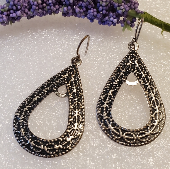 E23 Teardrop textured earrings - Picture 4 of 6